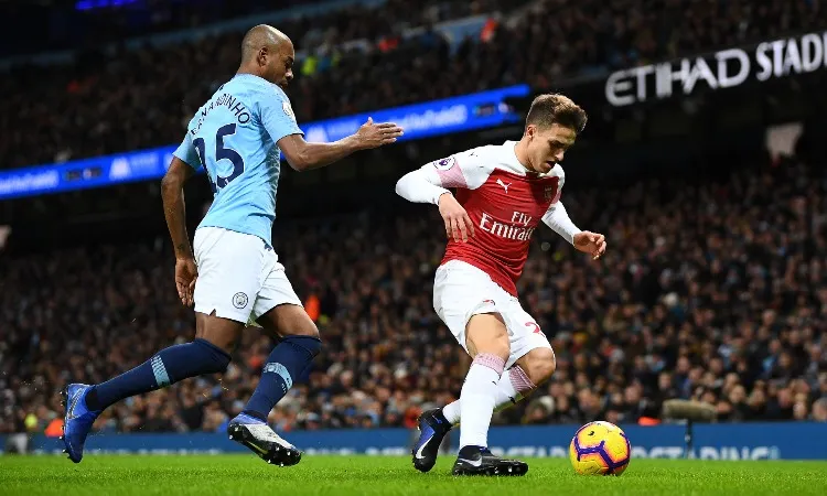 Denis Suarez of Arsenal gets away from Fernandinho of Manchester City during the Premier League matc- India TV Hindi