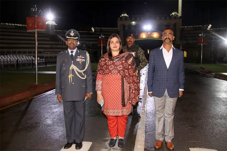 After daylong wait, IAF hero Abhinandan returns home from Pakistan- India TV Hindi
