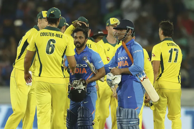 1st ODI: केदार जाधव और एमएस धोनी की पारी के दम पर भारत ने ऑस्ट्रेलिया को हराया- India TV Hindi