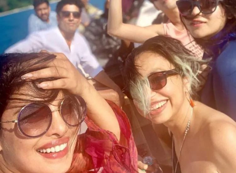  Priyanka Chopra and Farhan Akhtar share beach selfie with The Sky Is Pink team- India TV Hindi
