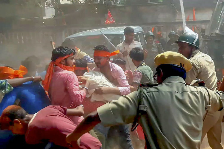 Ram Navami clashes in Ramgarh Jharkhand several injured | झारखंड: रामगढ़  जिले में रामनवमी जुलूस में झड़प, दो पुलिस अधिकारियों समेत 12 घायल - India  TV Hindi News