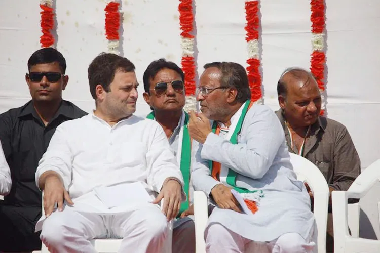Gujarat Congress leader Arjun Modhwadia with party president Rahul Gandhi| Facebook- India TV Hindi