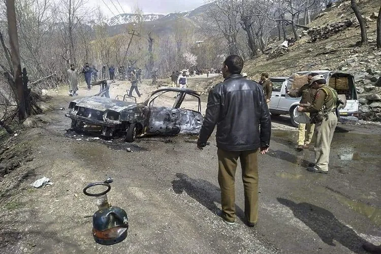 Car exploded near CRPF convoy on the Jammu-Srinagar highway...- India TV Hindi