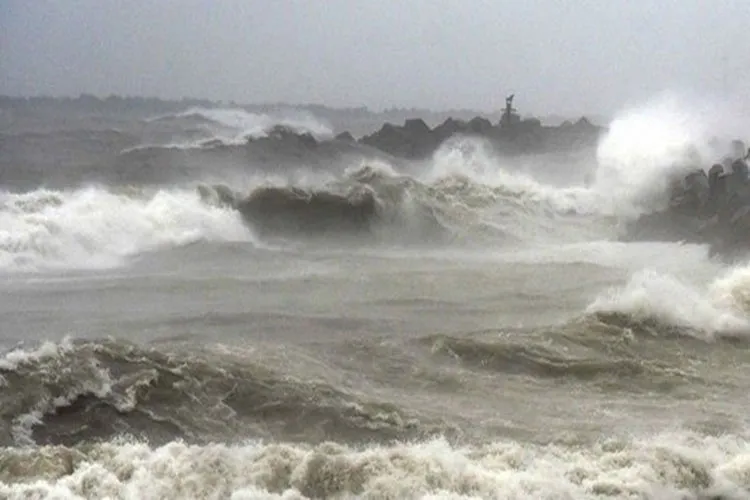 Cyclone 'Fani': NDRF, Coast Guard put on high alert; fishermen asked not to venture into sea - India TV Hindi