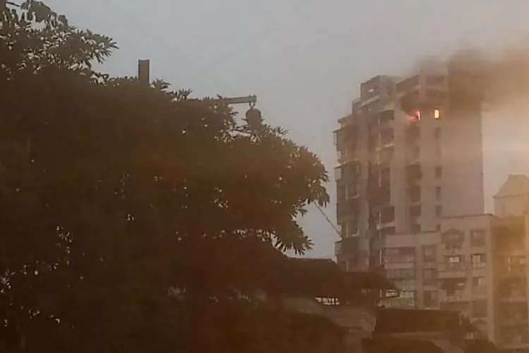 Fire breaks out in a building in sector-19 of Airoli sector...- India TV Hindi