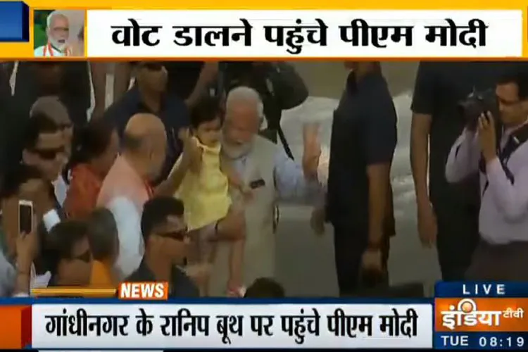 PM Modi's Video embracing Amit Shah's grandchild - India TV Hindi