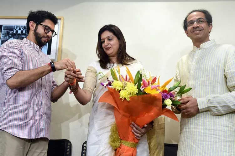 Yuva Sena chief Aditya Thackeray (L) and Shiv Sena Chief...- India TV Hindi