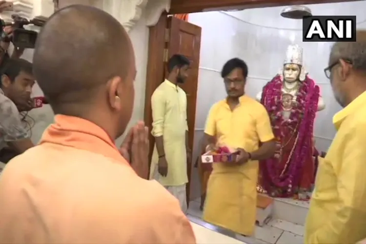 चुनाव आयोग के बैन के बाद हनुमान चालीसा पढ़ने बजरंगबली के मंदिर पहुंचे योगी- India TV Hindi