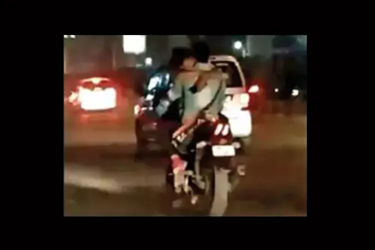 दिल्ली में फिल्मी अंदाज में बाइक पर किस करते कपल का विडियो वायरल- India TV Hindi