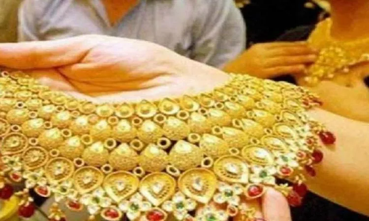 Gold continues to fall for 4th day, slides Rs 150- India TV Paisa