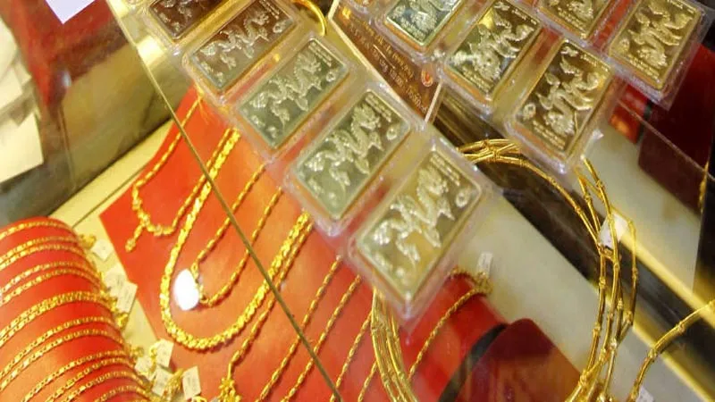 Gold slides by Rs 160 on muted demand, weak global trend- India TV Paisa