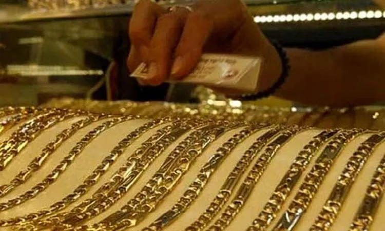 Gold prices fall on muted demand from jewellers; silver firms up- India TV Paisa