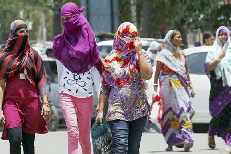Delhi reels under intense heat as mercury touches 43 degrees- India TV Hindi