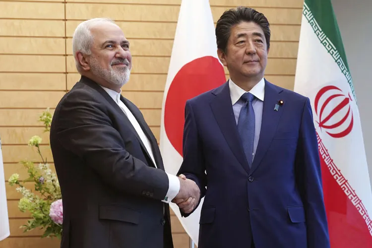 Iranian Foreign Minister Mohammad Javad Zarif and Japanese Prime Minister Shinzo Abe shake hands - India TV Hindi