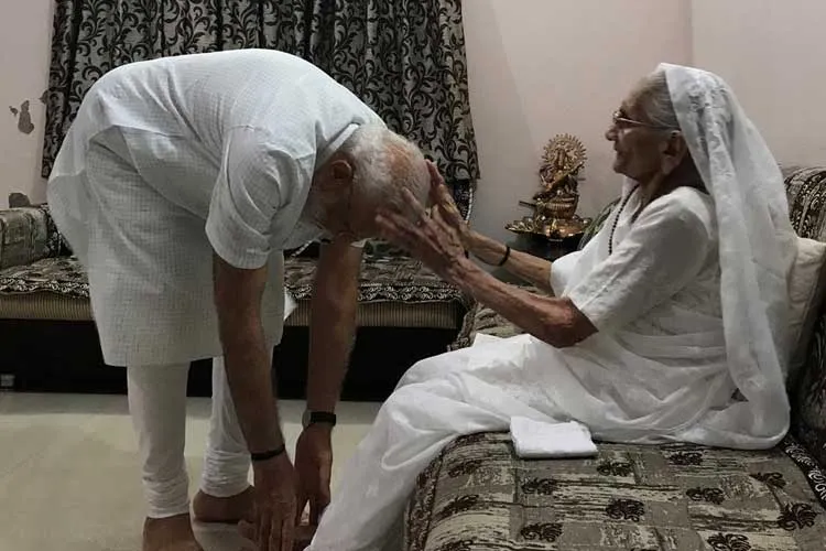 Prime Minister Narendra Modi meets his mother Heeraben Modi- India TV Hindi