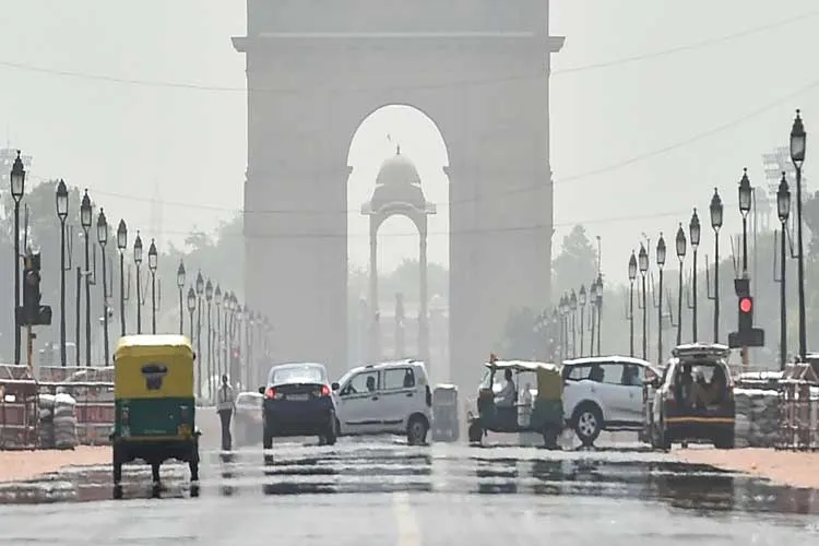 A mirage appears on Rajpath near India Gate on a hot,...- India TV Hindi