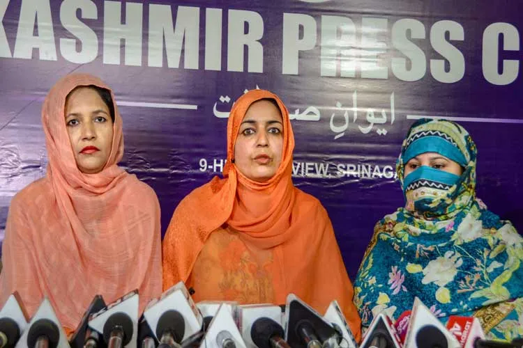 Pakistani women headed by Zeba, who came to Kashmir with...- India TV Hindi
