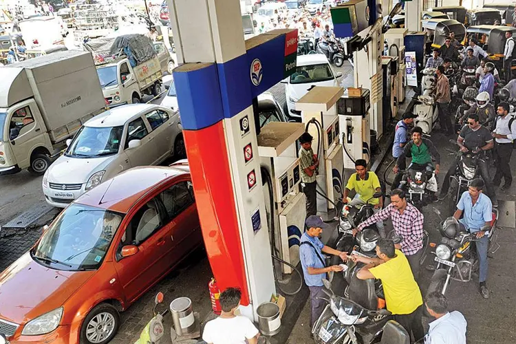 चुनाव से ठीक पहले दिल्ली में 3 दिनों में 85 पैसे लीटर सस्ता हुआ पेट्रोल- India TV Hindi