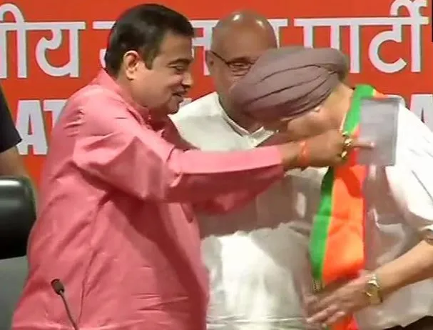 Giani Zail Singh's Relative Sarwan Singh Joins BJP in presence of Nitin Gadkari in Delhi- India TV Hindi