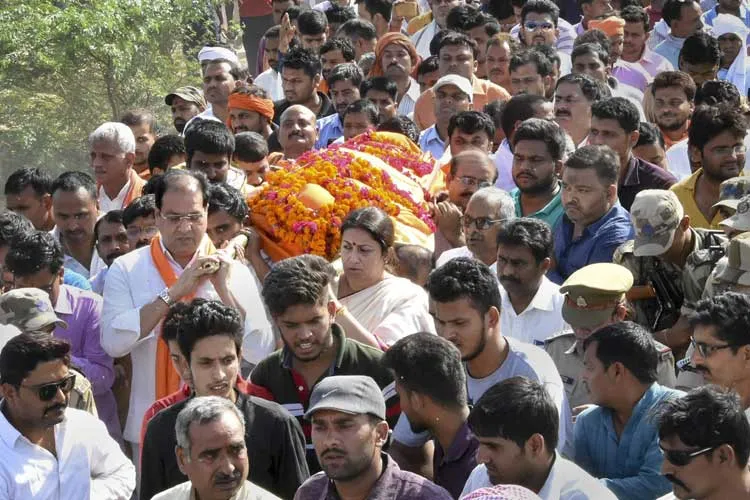 BJP MP Smriti Irani shoulders to the mortal remains of...- India TV Hindi