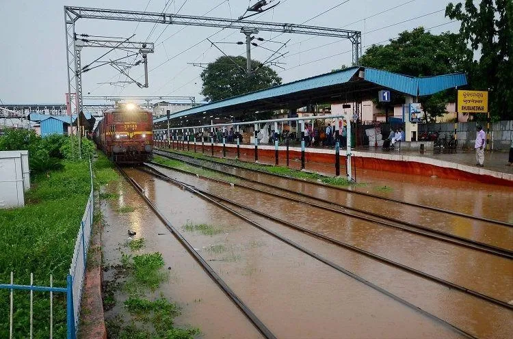 Railway canceled 223 trains due to Cyclone Fani- India TV Hindi