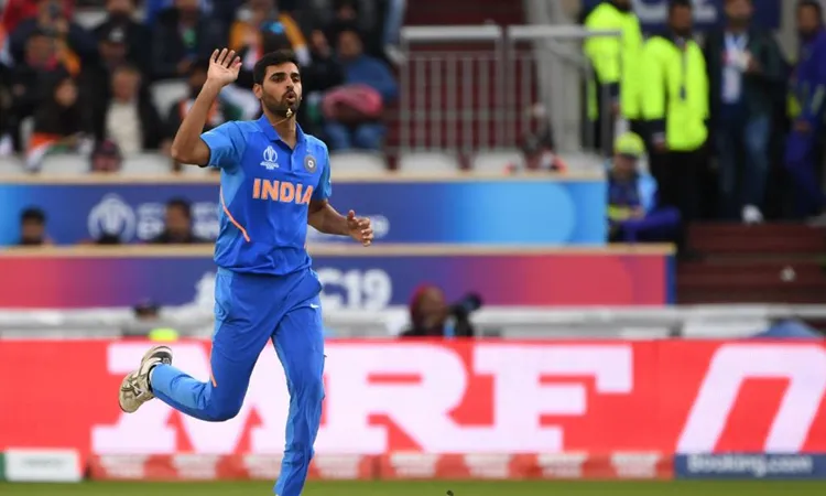 IND vs PAK: बीच मैच में आई भारत के लिए बुरी खबर, गेंदबाजी नहीं कर पाएंगे चोटिल भुवनेश्वर कुमार- India TV Hindi