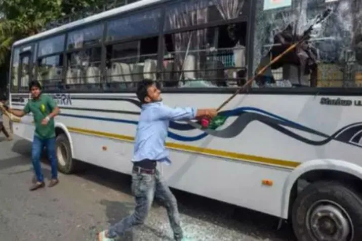 


 Bus Passengers beaten up


- India TV Hindi