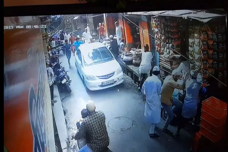 ईद की नमाज अदा करने के बाद निकले नमाजियों से टकराई कार, लोगों ने किया विरोध प्रदर्शन - India TV Hindi
