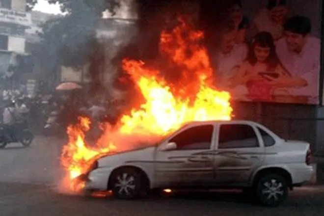 Car catch fire - India TV Hindi