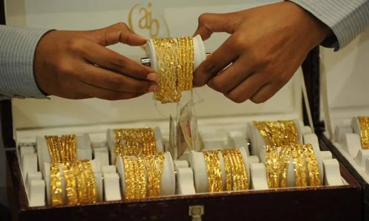Gold rises Rs 75 to Rs 33,195 per 10 gram on local buying- India TV Paisa