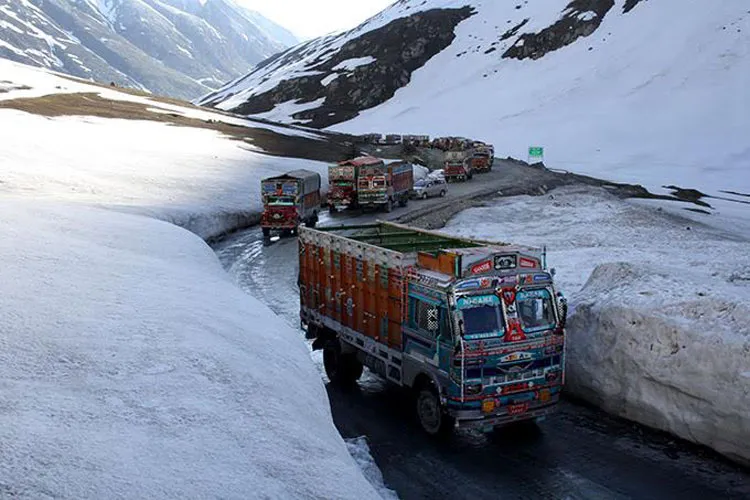 Massive traffic jam on Srinagar-Leh highway near Zojila pass- India TV Hindi