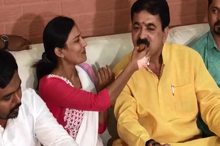 Rakhi tied up, sweets exchanged, Thawani and Nitu Tejwani...- India TV Hindi