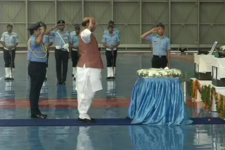 An-32 crash: Defence Minister Rajnath Singh pays homage to Air Force men | ANI- India TV Hindi
