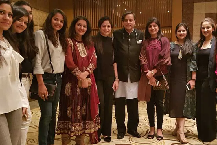 `Tharoor's pic during AIPC event is being used for fake...- India TV Hindi