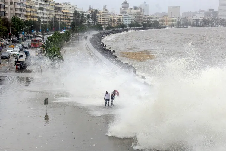 Heavy rain and high tide alert in Mumbai- India TV Hindi