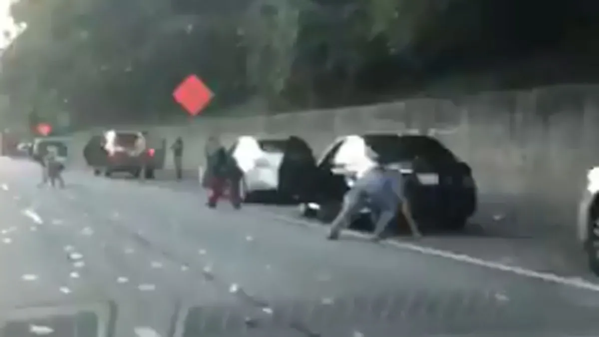 United States: An armored truck spilled thousands of dollars on an Atlanta highway | Videograb- India TV Hindi