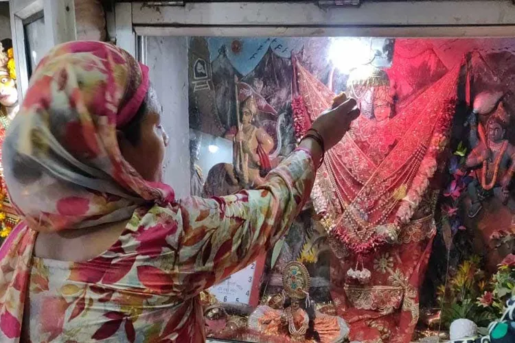 दिल्ली में 100 साल पुराने दुर्गा मंदिर में तोड़फोड़ के बाद आज फिर से शुरू हुई पूजा- India TV Hindi