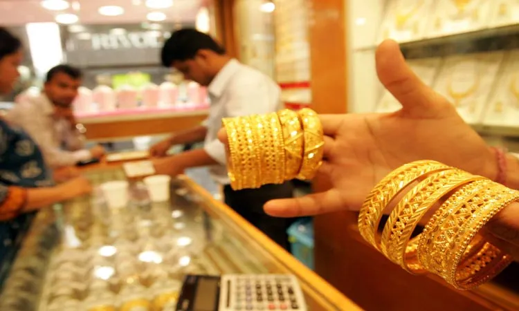 Gold remains flat despite firm trend overseas; silver slides Rs 70- India TV Paisa