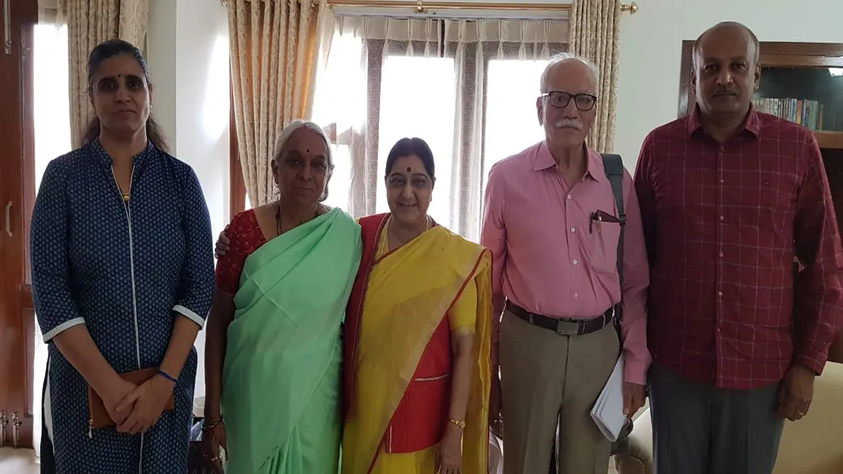 Kulbhushan Jadhav Family meets Sushma Swaraj in Delhi on Thursday- India TV Hindi