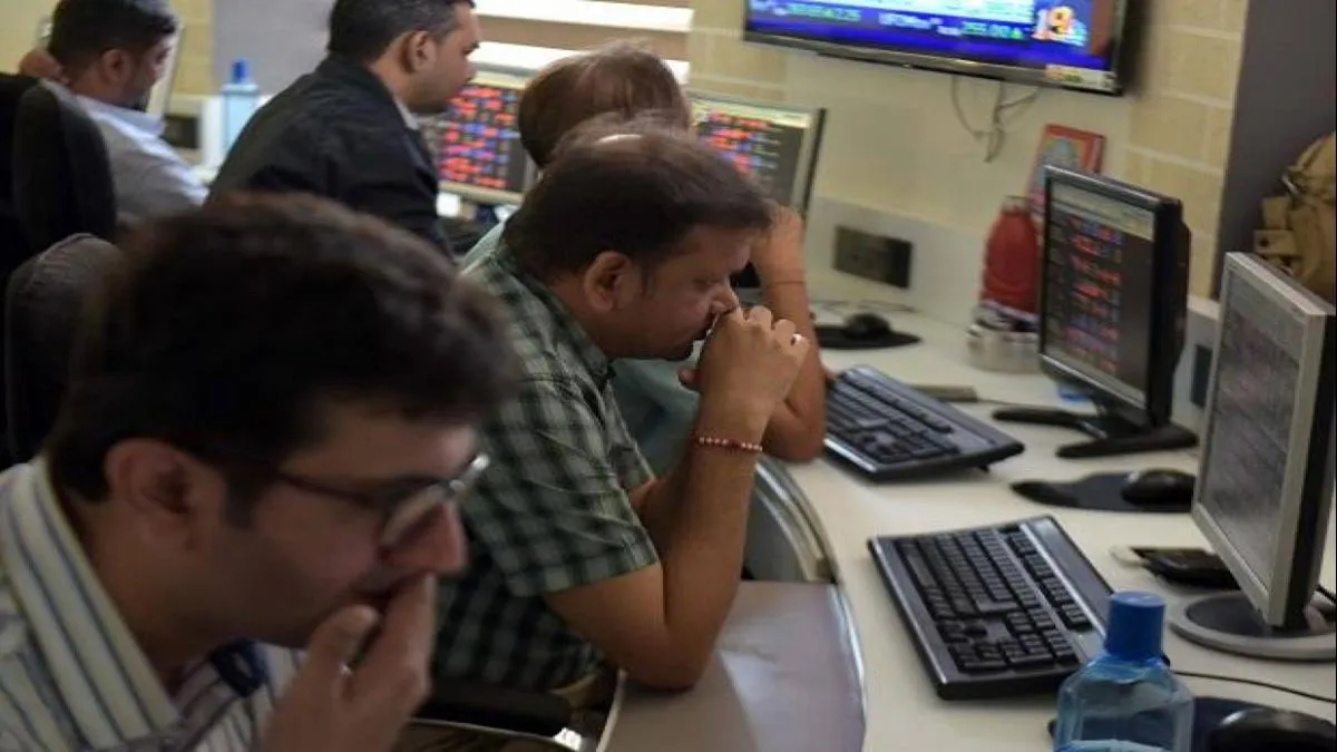 Sensex plunges 560.45 pts, Nifty sinks 177.65 pts - India TV Paisa