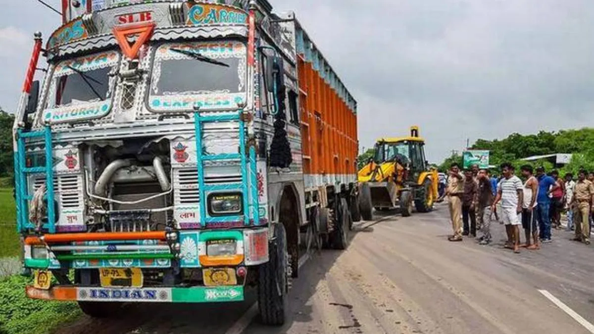 खुलासा! उन्नाव दुर्घटना में लिप्त ट्रक सपा नेता का, धरने पर पीड़ित परिवार- India TV Hindi