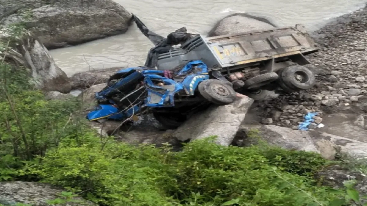 One dead, 3 injured after a vehicle fell in a river in...- India TV Hindi