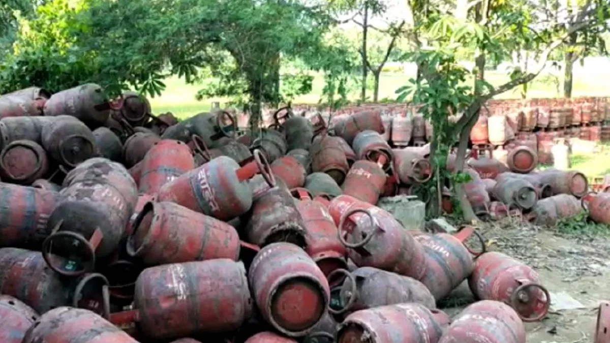 झाड़ियों में मिले हजारों गैस सिलेंडर, उत्तर प्रदेश में मचा हड़कंप- India TV Hindi