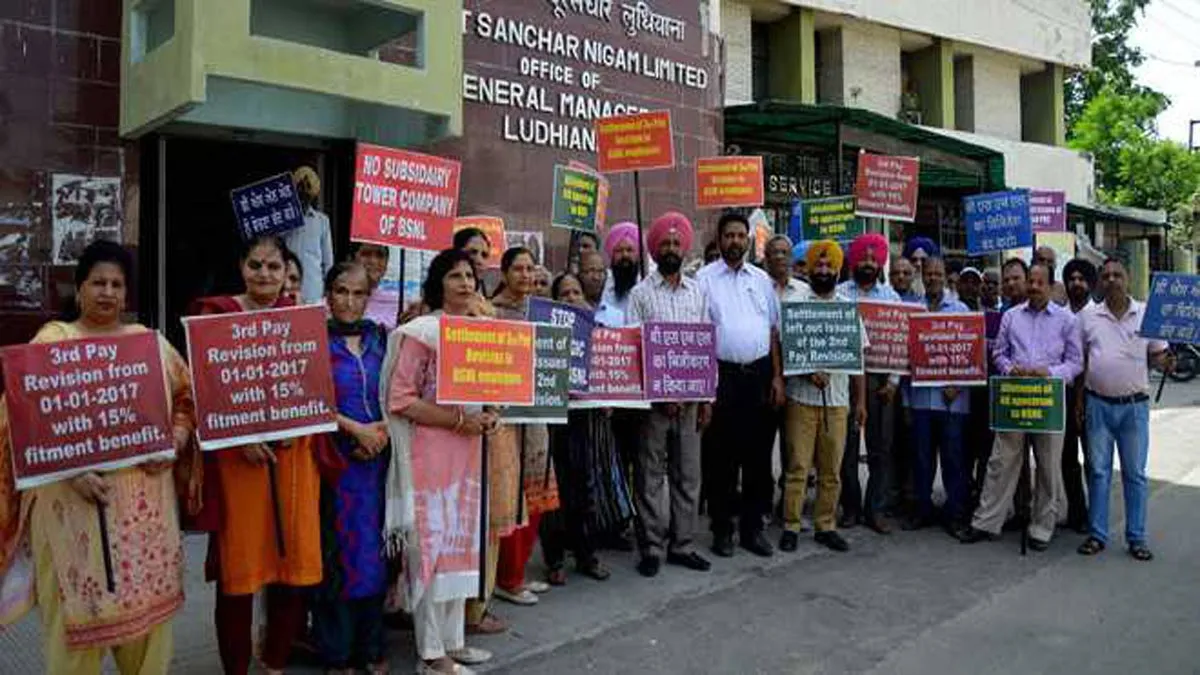 BSNL Chief says Released salary payment for July, MTNL employees stage protest- India TV Paisa