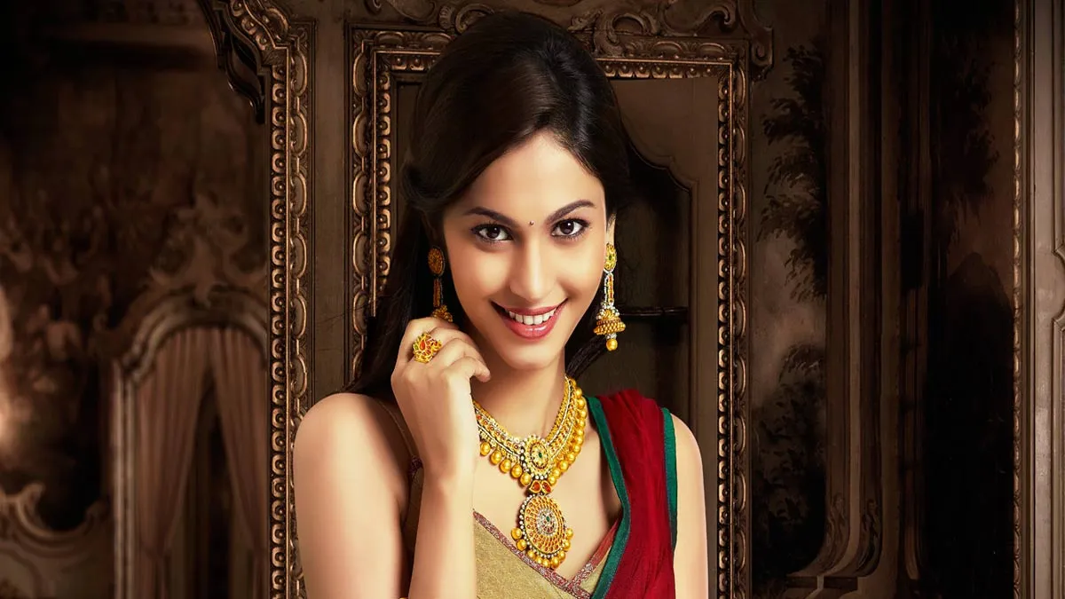 Gold retouches all-time high mark of Rs 38,470 on jewellers' buying- India TV Paisa