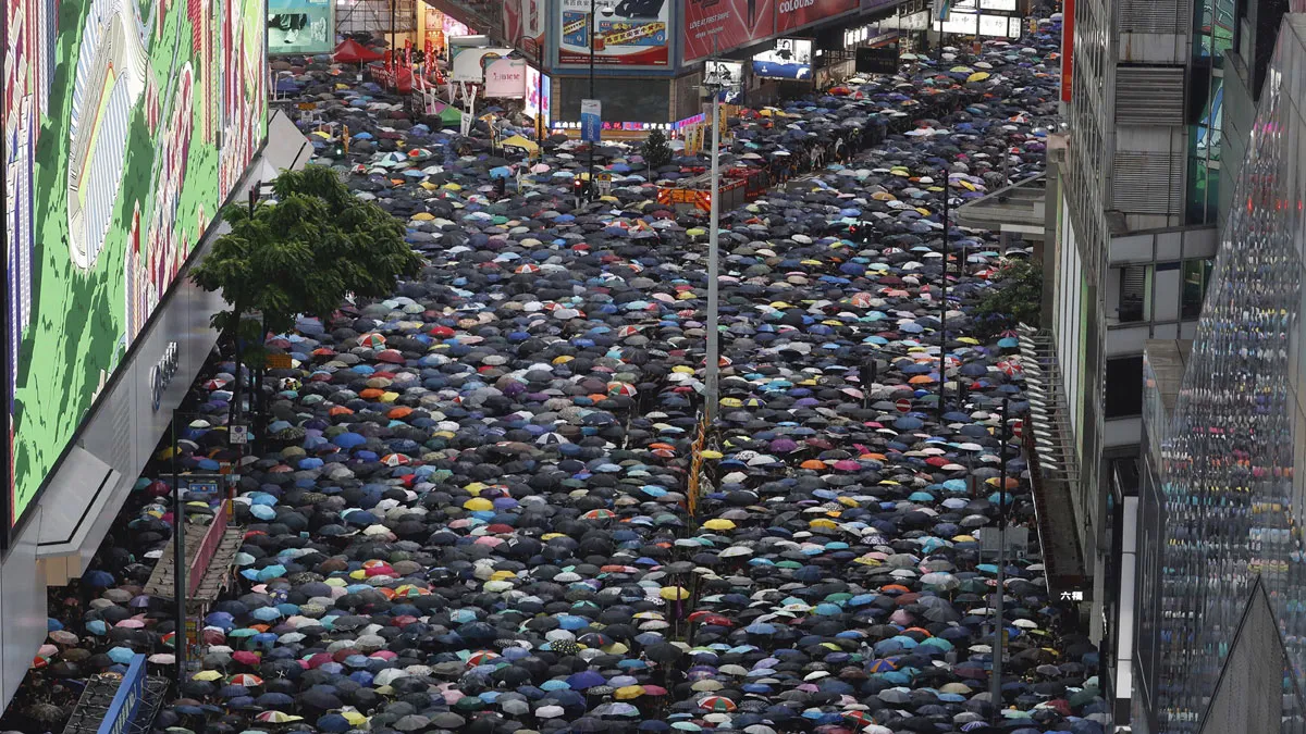 हांगकांग में विरोध प्रदर्शन जारी, 1 लाख लोग सड़क पर उतरे- India TV Hindi