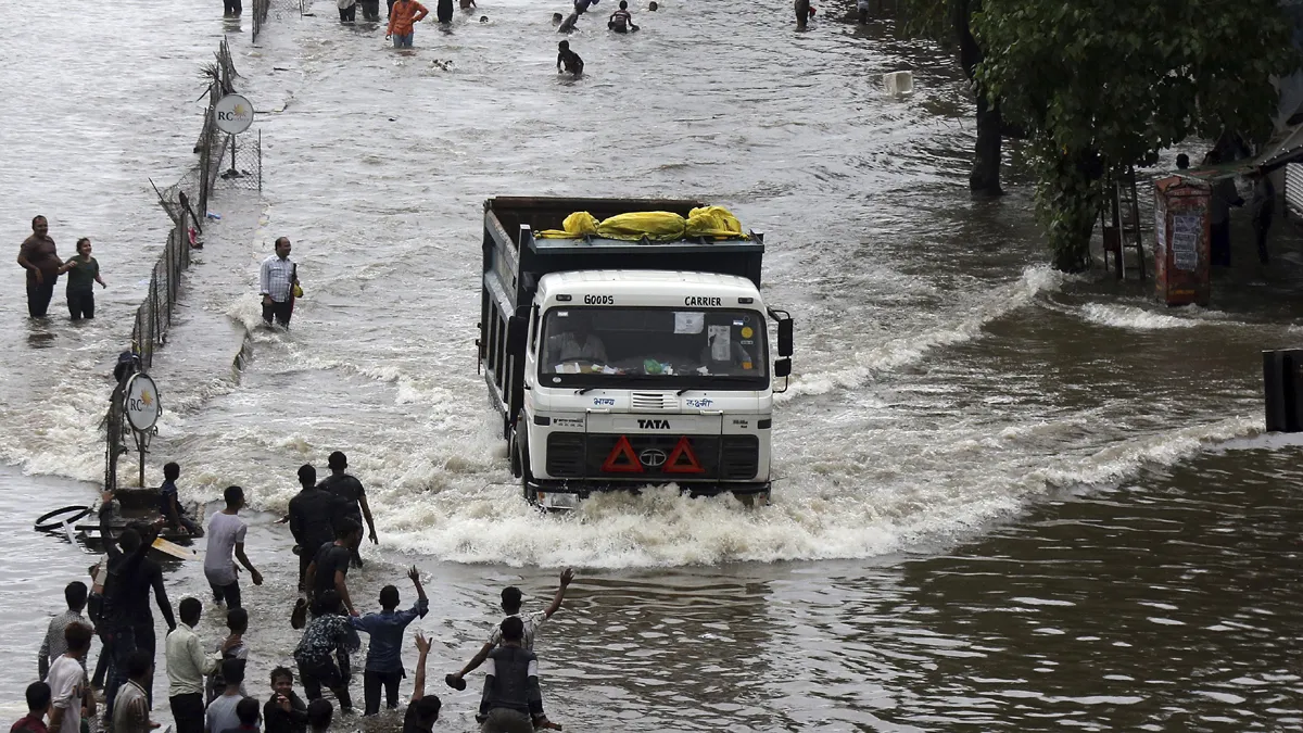 More than 120 dead due to incessant rains, floods in Gujarat, Maharashtra, Kerala, Karnataka | AP- India TV Hindi