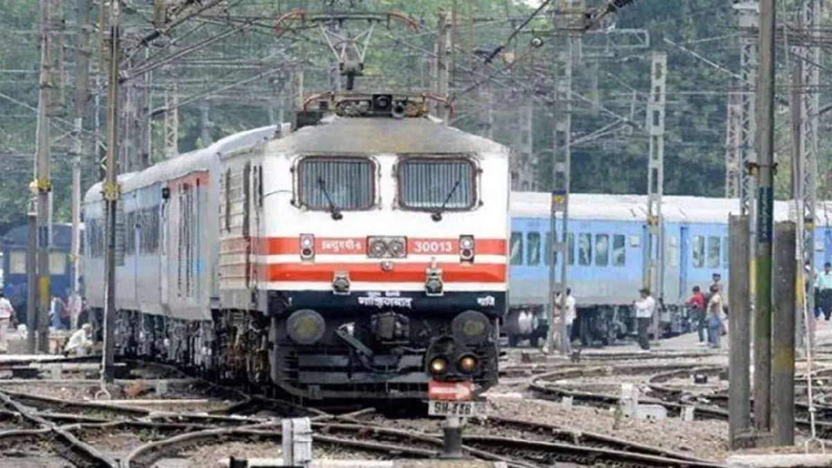 Chasing thief, mother and daughter mowed down by train in Mathura of Uttar Pradesh | PTI Representat- India TV Hindi