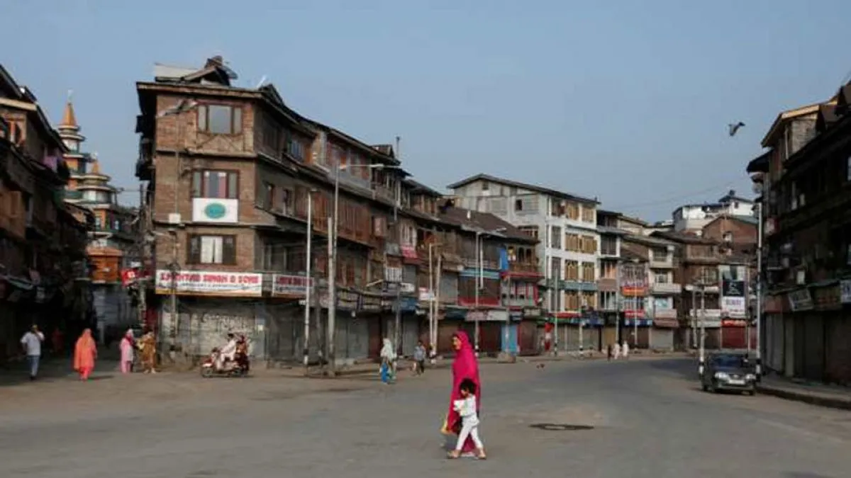 कश्मीर में ऑल इज़ वेल, कुछ स्थानों पर प्रतिबंध जारी; जम्मू में हटे- India TV Hindi