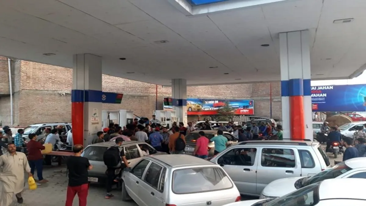 कश्मीर में अफरा-तफरी का माहौल; पेट्रोल पंप, ATM और राशन की दुकानों पर भारी भीड़- India TV Hindi